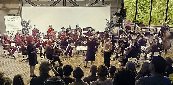 Das Orchester beim Jubiläumskonzert 2023 mit den Solisten Sylvia Wiesemeyer-Koke und Georg Thauern