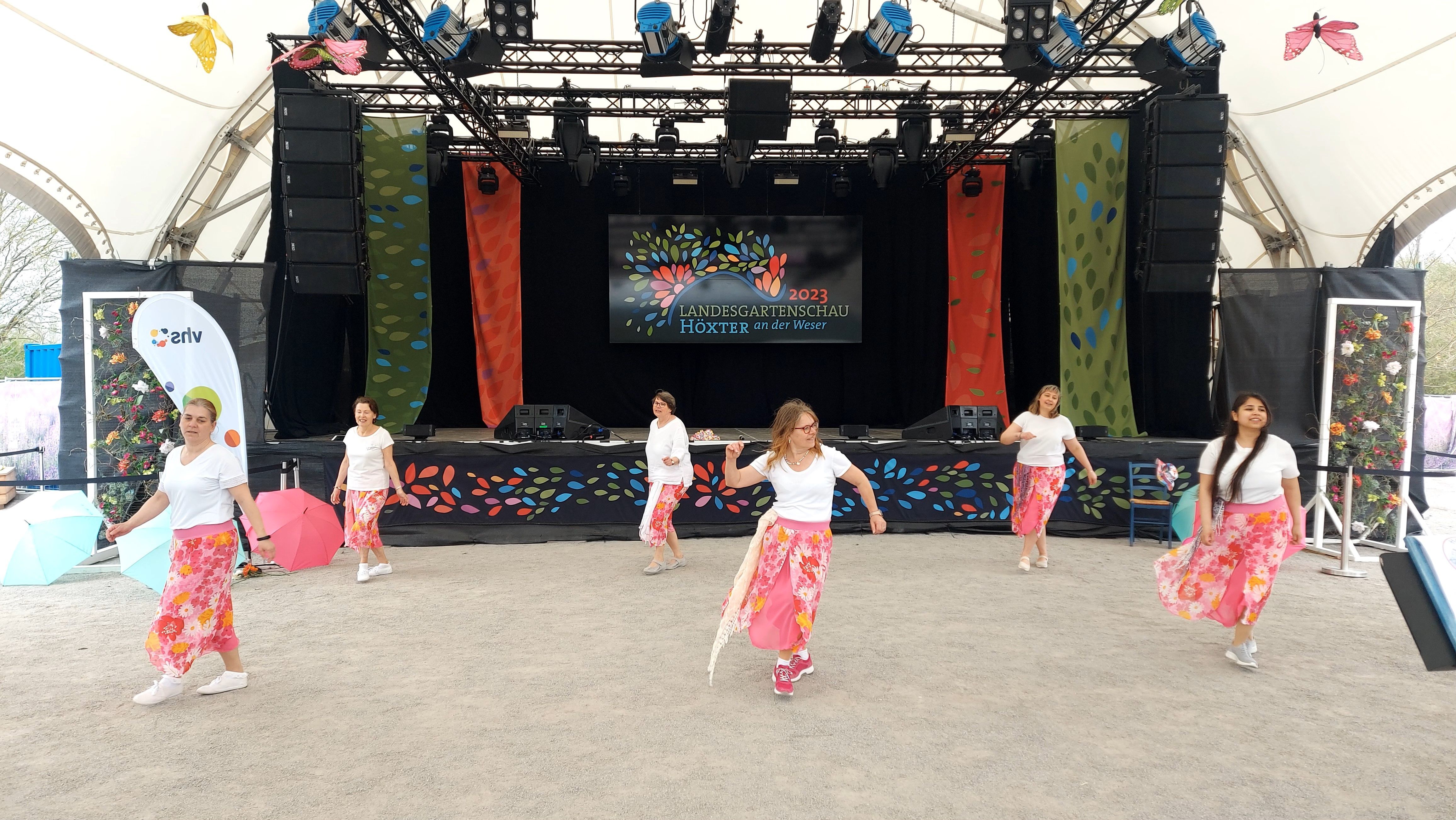 Interkultureller Tanz mit den "Happy Dancing Friends"